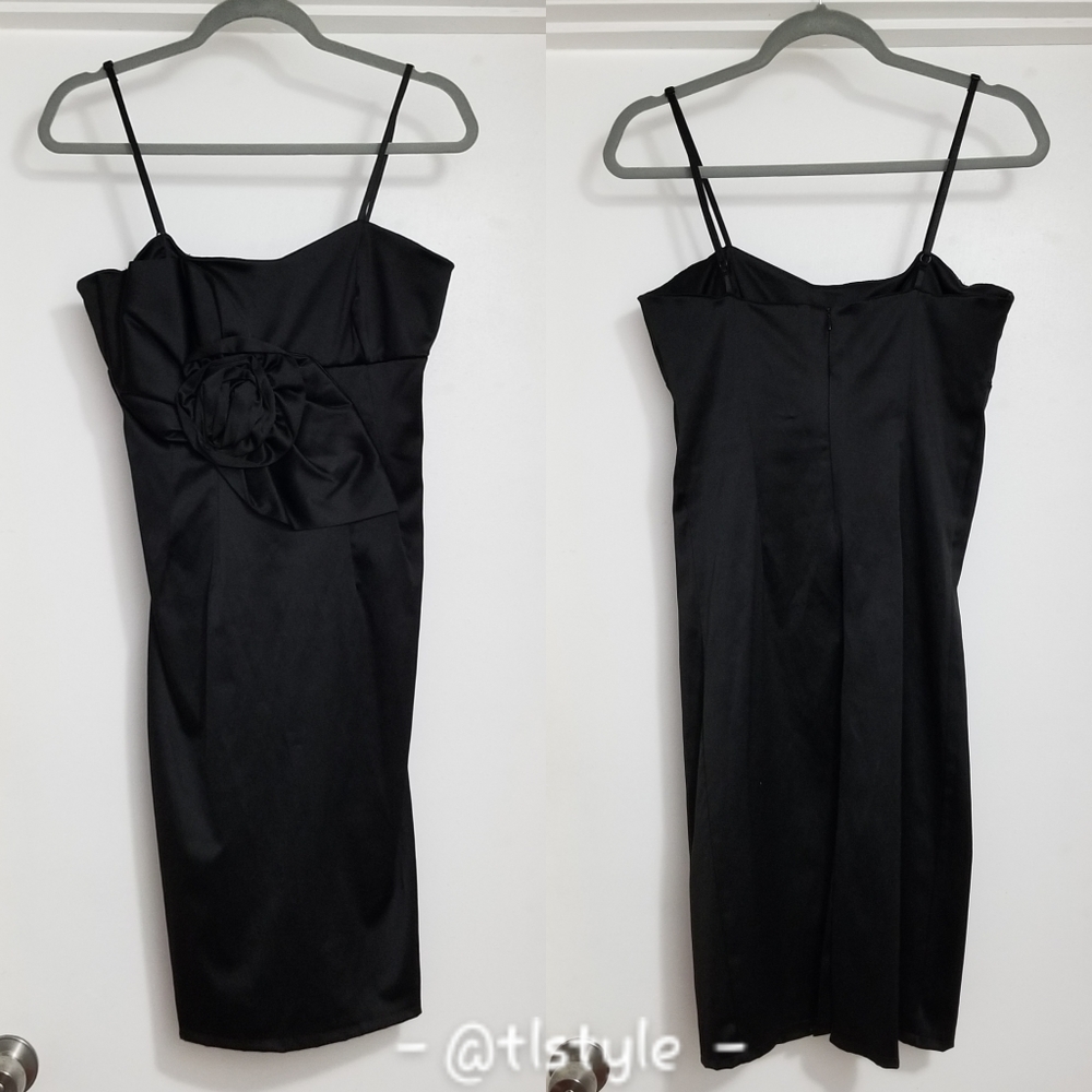 🖤Gorgeous Black Zip Back Dress with Front Flower Detail